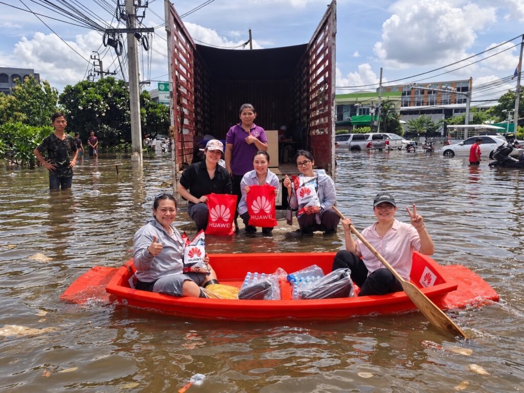 หัวเว่ย ไม่ทอดทิ้งพนักงานช่วงน้ำท่วมพร้อมส่งมอบถุงยังชีพช่วยเหลือประชาชน